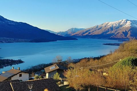 Das ehemalige Almhaus Casa Federica ist ein typisch lombardisches Rustico, sehr liebevoll restauriert und schön gelegen. Das Haus liegt an einem sonnenverwöhnten Hang und hat einen wunderbaren Blick auf den Comer See. Das Wohnzimmer mit Kamin und gro...