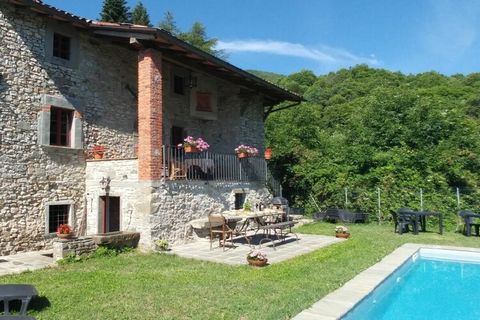 Antigua casa de piedra natural del siglo XV, en medio de Garfagnana (Lucca), vistas panorámicas, jardín vallado, piscina privada (uso privado)