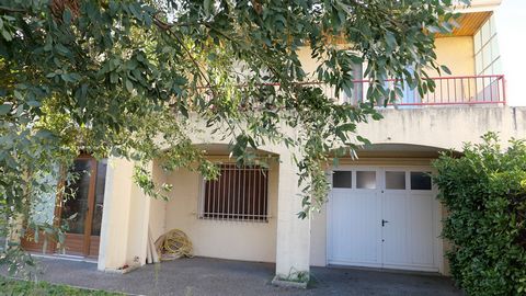 In einer ruhigen Gegend, in der Nähe von Schule und Stadtzentrum, Villa auf 2 Ebenen mit Garten und Innenhof. Im Erdgeschoss befinden sich 2 Schlafzimmer und ein Abstellraum. Eine große Garage und ein Unterstand. Im Obergeschoss befinden sich 2 Schla...