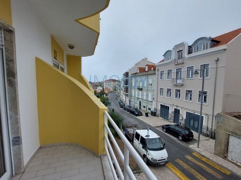 Appartement met 1 slaapkamer in uitstekende staat, 60 m2, ingevoegd in een gebouw met 3 verdiepingen en een discrete en rustige buurt. Gelegen in een zeer rustige omgeving op ongeveer 5 minuten lopen van Belém en het treinstation. Ruimte Composiet; K...