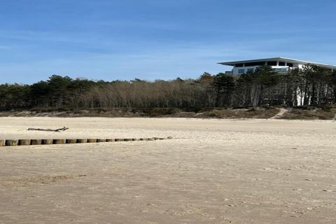 Een comfortabel appartement gelegen direct naast de duinen in Pobierowo. Naast het appartementencomplex zijn er twee toegangen tot het strand. Het balkon kijkt uit op het dennenbos en de zee. Gasten hebben de beschikking over een volledig uitgeruste ...