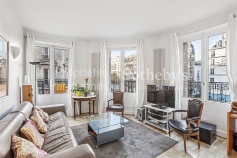 Exclusivity : Just a stone's throw from rue Vavin shops, cinemas, schools, Luxembourg Gardens and transport links, a 72sqm loi Carrez corner apartment on the 2nd floor with elevator. This bright property, with unobstructed views, is organized as foll...