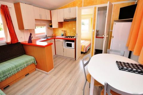 Ce bungalow de luxe exclusif avec jacuzzi et piscine privée offre une escapade tranquille aux familles à Conil de la Frontera. Le bungalow de 40 m² comprend deux chambres avec des lits confortables, idéal pour un séjour reposant. La climatisation ass...