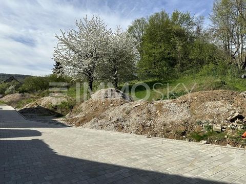 Attraktiver Bauplatz in Weilersbach: Dieses seltene Angebot präsentiert einen schönen und ruhigen Bauplatz am östlichen Ortsrand in einem begehrten Wohngebiet. Das Grundstück ist voll erschlossen und sofort bebaubar, ohne jeglichen Bauzwang. Mit sein...