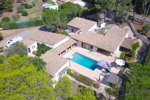 Puget sur Argens, quartier de la lieutenante, dans un domaine privilégié de standing, Magnifique villa de plain pied. Beaucoup de caractère et de charme. En parfait état. Grand terrain plat joliment arboré avec potager. Portail avec un accès directem...