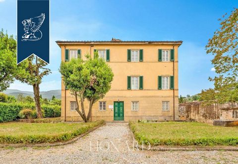 Nelle dolci campagne alle porte di Lucca, questa incantevole villa storica in vendita è attualmente adibita a struttura ricettiva di charme. Costruita alla fine dell'Ottocento, la villa si estende su una superficie interna di 480 mq, distribuiti...