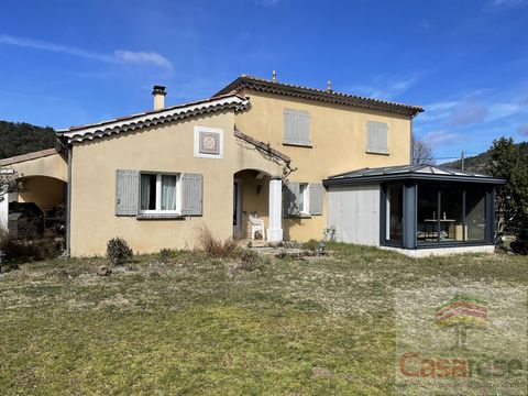 Cerca de Jaujac, un pueblo agradable con todas las comodidades, se encuentra esta villa de calidad de aproximadamente 159 m². Incluye en la planta baja un salón de aproximadamente 70m². con cocina equipada que da a una terraza orientada al sur, dormi...