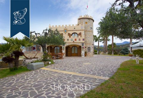 In una zona collinare in provincia di Imperia si trova questa villa di lusso in vendita. L'immobile ricorda un castello medievale, con una torre merlata e grandi terrazze panoramiche. Nel giardino di oltre 3.500 mq è stata realizzata una grazios...