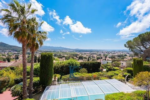 In a sought-after and privileged neighborhood, overlooking the Bonnegrâce beach and close to downtown Sanary, discover this charming house of 168 m2 of living space built on a plot of 1847 m2 with a breathtaking view. You will find a spacious south-f...