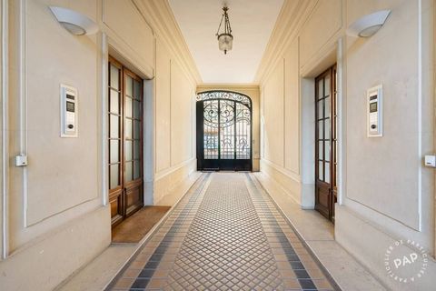 Perfectly located in Montrouge, in the core -but quiet - center of the city , at the 6th floor (with elevator) , thus offering a flabbergasting panoramic view on the Paris (Eiffel Tower, Sacre Cœur, Invalides etc.. Transports : quick access to paris ...