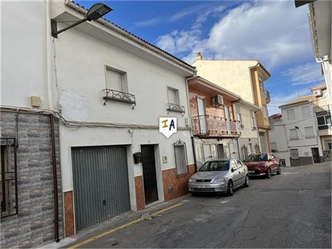 Deze instapklare 3 slaapkamer woning met garage, patio en zonneterras is gelegen in het populaire Castillo de Locubin, dicht bij de historische stad Alcala la Real in het zuiden van de provincie Jaen in Andalusië, Spanje. Gelegen aan een rustige bred...