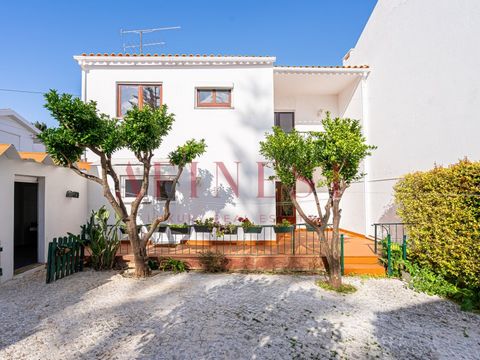 2-STÖCKIGE VILLA MIT PATIO UND GARTEN AM FUSSE DES CUF, CASCAIS Gut gelegen, liegt es in der Nähe des Zentrums von Cascais, Schulen, lokalen Geschäften, Feuerwehr, CUF-Krankenhaus, mit einfachem Zugang zur A5, A16 und Uferpromenade, in der Nähe der S...