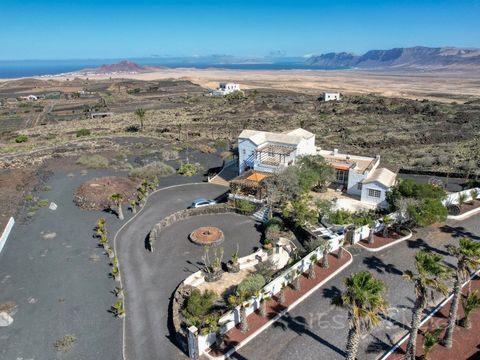 Discover the perfect retreat in Lanzarote! Estupendo Inmobiliaria offers as sole agents, this impressive rural house that offers unparalleled views to La Graciosa and the cliff of Famara, becoming a true oasis of tranquility. With 350 m² built aproxi...