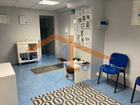 Shop with Medical Clinic license with 55 m2 useful in Linda a Velha. There are 3 cabinets, wall and 2 Wcs. Air conditioning. There is some furniture, chairs, desks and casifos. Very well located next to Miraflores. An area served by public transport ...