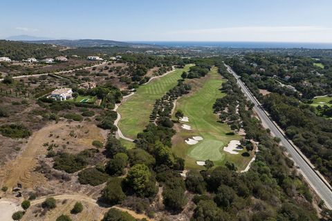 Parcela en La Reserva, Sotogrande ubicado en la calle Lavanda; una calle muy próxima al colegio internacional Sotogrande International School (distancia a pie). Tiene buenas y amplias vistas, y una perfecta orientación sur. Esta parcela tiene linde c...