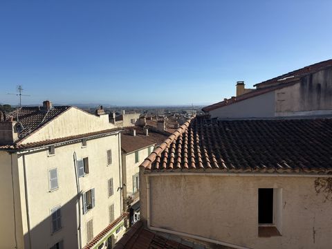 In the heart of the Arts district in Hyères, discover this bright apartment of 46 m2 of living space (including 34.31 m2 Carrez law) located on the 4th and last floor of a condominium of 11 lots. Key features: Attic living room offering charm and cha...