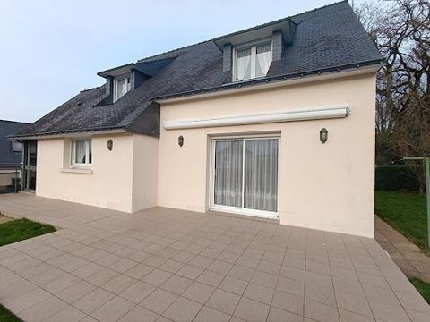 Découvrez sans tarder cette maison idéalement située dans un secteur recherché, à deux pas du centre-ville de Pontivy, de ses commerces et de ses établissements scolaires, tout en ayant un accès rapide aux grands axes. Construite avec des matériaux d...