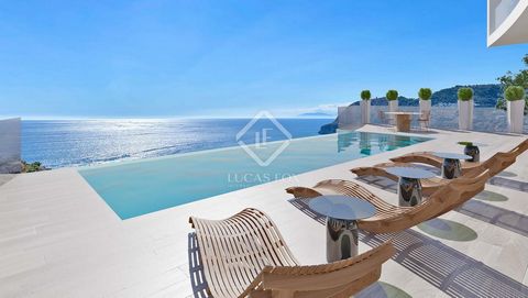 Estas exclusivas villas modernas en venta en La Herradura ofrecen llamativos diseños contemporáneos y vistas impresionantes al mar, las puestas de sol y las montañas de la reserva natural de Cerro Gordo. Ubicadas en parcelas orientadas al sur y al su...