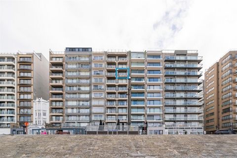 Questo splendido appartamento offre viste mozzafiato sul mare frontale ed è il perfetto rifugio in riva al mare. L'ampio soggiorno e la cucina aperta offrono viste mozzafiato sul molo, creando un'atmosfera rilassante in tutto l'appartamento. Sul retr...