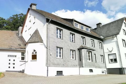 Gerenoveerd appartement in het jachtslot Siedlinghausen. Midden in een van de mooiste valleien van het Sauerland, op 4 km van het centrum van Siedlinghausen, ligt dit bijzondere jachthuis. Het gehele karakter en de indeling, zowel binnen als buiten, ...