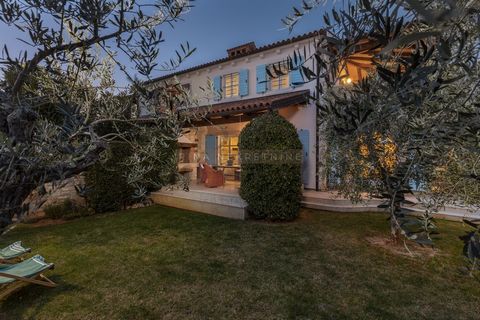 Location: Istarska županija, Poreč, Poreč. ISTRIA - POREČ, This beautiful stone villa is now on sale, located just a few kilometers from the city of Poreč, in a stunning tourist destination. This villa offers a unique opportunity to enjoy a comfortab...