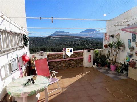 Dit traditionele terrashuis met een prachtig uitzicht op de bergen ligt in het charmante stadje Bobadilla tussen Martos en Alcaudete in de provincie Jaén in Andalusië, Spanje. Met parkeergelegenheid op straat ligt dit pand aan de rand van de stad. Be...