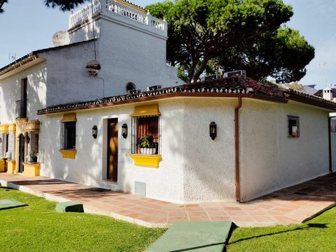 This practical one-story townhouse in the lower part of Elviria is ideal for those seeking comfort in a quiet environment. The property has:Three bedrooms.American kitchen integrated in the living room, creating a functional environment.Complete and ...