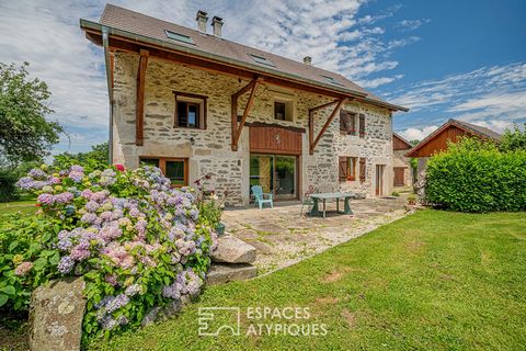 Im Herzen der Natur, nur wenige Kilometer von Saint-Laurent-du-Pont entfernt, in der Stadt Miribel-les-Echelles, befindet sich dieses schöne Anwesen, auf dem das Haupthaus, die Cottages und die Nebengebäude nebeneinander stehen, auf einem bewaldeten ...