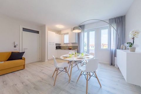 En Sirmione, en el complejo Palazzina Catullo con piscina, en el distrito de Bremen, apartamento completamente nuevo de 1 habitación en el primer piso, para vacaciones en grupo o en familia de hasta 4 personas. El apartamento, equipado con aire acond...