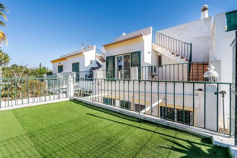 This elegant semi-detached villa, located in an exclusive private condominium in the Quinta do Sol Urbanisation in Mato Serrão, Carvoeiro, offers a unique experience of comfort and privacy. Private condominium with the added benefit of a private comm...