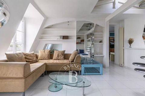 Au 6ème et dernier étage (ascenseur jusqu'au 5ème) d'une jolie copropriété bien entretenue, cet appartement de 71,10m² Carrez comprend un bel espace de vie avec toit cathédrale qui offre une très belle hauteur sous plafond (3,70m) comprenant cuisine ...