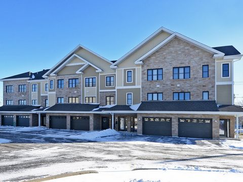 Discover this beautiful spacious condo of 1700 square feet, ideally located only 2 minutes from the Valleyfield Golf Club. Open concept concept, large kitchen with 7 foot island and lots of storage, dining room and living room giving access to the ou...