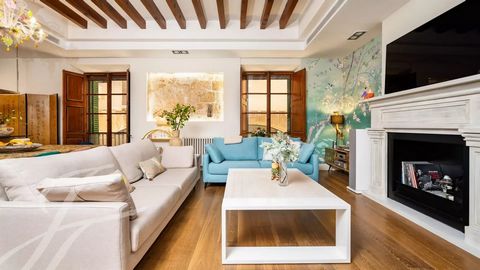 Located in the heart of Old Town Palma, right next to the Cathedral, this historical building represents the grandeur of the past with the advantage of having being completely reformed a few years ago. With only 5 residences, this duplex mezzanine ap...