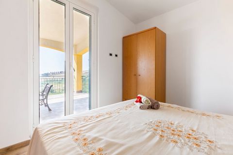 Geniet van een ontspannen vakantie in dit prachtige stukje Italië! Deze heerlijke villa is voorzien van een privézwembad en een fijne tuin. Bovendien heb je toegang tot 2 terrassen. Ideaal voor 2 gezinnen. De accommodatie ligt in het zuiden van het s...