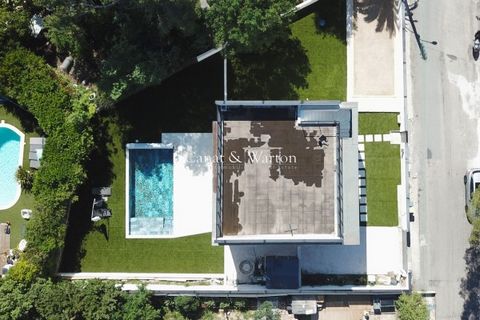 Ontdek deze prachtige moderne villa met plat dak, gerenoveerd in 2023 en gelegen op slechts 600 meter van de zee. Met 4 slaapkamers, waaronder een master suite op de begane grond, biedt deze woning een lichte dubbele woonkamer met open keuken, drie b...