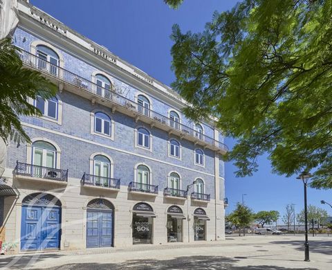 Exceptional penthouse | 8 bedrooms | 598m2 | charm | river view | Elevator | Garage | Parish of Estrela | Santos, Lisbon Discover pure elegance in the heart of Lisbon with this elegant 598 m2 duplex apartment, facing the river, located in a noble and...