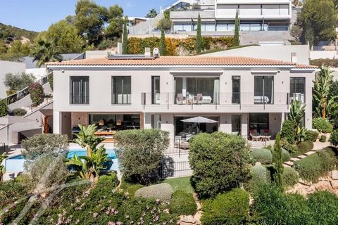 Ontdek een uitzonderlijke villa die luxe en comfort combineert in een natuurlijke omgeving. Deze recent gebouwde woning, volledig gemeubileerd en ingericht met oog voor detail, ligt op een perceel van 1000 m² en heeft 401 m² woonruimte, klaar om in t...