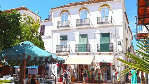 Unique and unrepeatable purchase opportunity. Exclusive elegantly furnished apartment for sale, located in the historic center of Marbella and with wonderful views of its emblematic Plaza de Los Naranjos and the Hermitage of Santiago, the oldest in t...