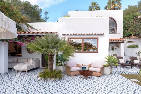 Tucked away in the serene beauty of Cala Llonga, this beautiful property is a combination of modern luxury, sustainable design, and timeless charm. Set on a sprawling meticulously landscaped outdoor space with 193 square meters of exquisitely renovat...