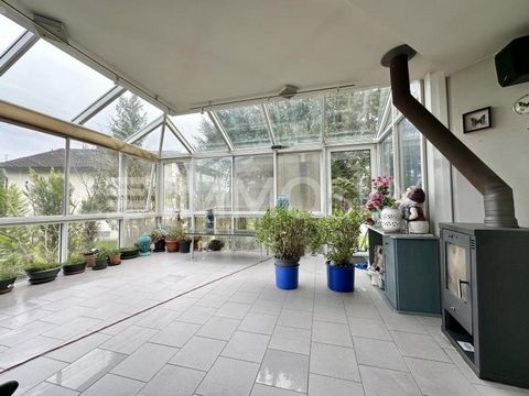 Der große Wintergarten mit Ofen bietet Ihnen viel Platz und Ihren Pflanzen die Möglichkeit zu wachsen. Im Erdgeschoss finden Sie das große und gemütliche Wohnzimmer, ein GästeWC, separate Küche, Esszimmer und den herrlichen Wintergarten. Im Obergesch...