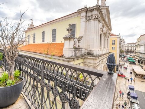 Top floor duplex with balconies in a historic building inserted in a unique urban environment, with balconies, lift and parking. In an extraordinary location, in the most elegant neighbourhood of Lisbon, this flat combines classic charm and modern am...