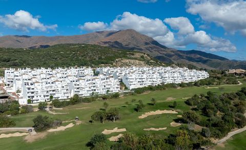 Dreaming of a holiday home with breathtaking sea views, close to Estepona and the beautiful beaches of Costa del Sol? This inviting penthouse is perfectly situated with views of both the Mediterranean and the iconic Rock of Gibraltar. The property fe...