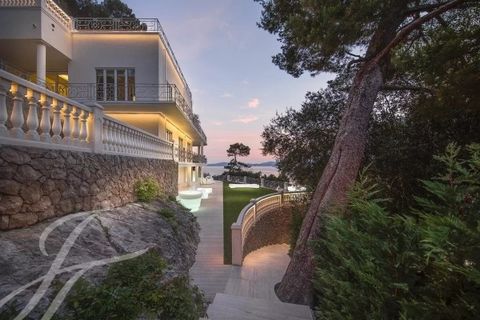 Luxurious seafront property in Cap D'ail offering an exclusive experience facing the Mediterranean. This 588m2 villa is nestled on a vast 4654m2 platted plot with breathtaking views over Mala beach and Saint-Jean- Cap- Ferrat. It features a magnifice...