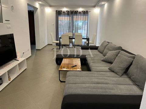 Location: Primorsko-goranska županija, Malinska-Dubašnica, Malinska. Malinska - the island of Krk, an apartment of 61.72 m2 with an attached garden of 118 m2 is for sale. The apartment consists of a hallway, two bedrooms, bathroom, a living room with...