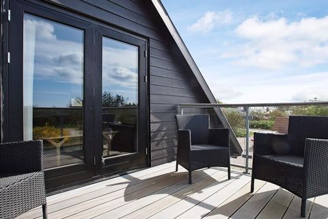 Dieses Ferienhaus auf zwei Etagen befindet sich zentral gelegen in Blåvand und nahe am kilometerlangen Sandstrand. Das Haus ist mit guten Möbeln gut eingerichtet und verfügt über einen Holzofen für gemütliche Abende sowie zwei Badezimmer, eins davon ...