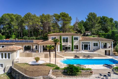 Located at the top of a hill in absolute calm, on terraced grounds of around 6,249m2, this magnificent and spacious 600m2 villa offers a perfect blend of Provencal charm and modernity. Composed of a main villa, a guest apartment and an independent st...