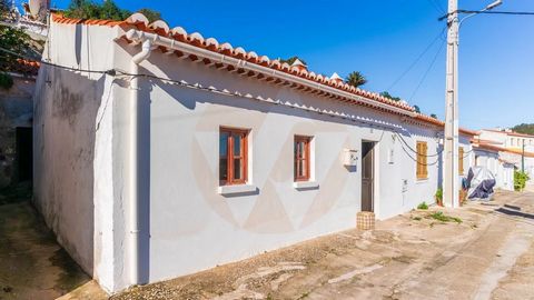 In Aljezur, on the slopes of the Castle we find this property with 92m2. Comprising living room, kitchen, 2 bedrooms and 2 bathrooms. Structurally rammed earth house already has recent improvement and insulation of the roof. House in habitable condit...