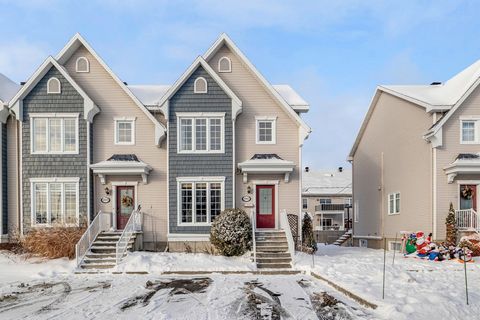 Discover this magnificent townhouse (corner unit) located in a central and family area! Lovingly maintained over the years, this property offers 3 bedrooms upstairs (possibility of a 4th in the basement), 1 bathroom and a powder room. Bright living a...