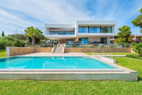 This stunning newly built villa offers an exceptional living experience in the prestigious area of Sol de Mallorca. With a total constructed area of 930.40 m² on a spacious 2,257 m² plot, this property is perfect for those seeking an exclusive and lu...