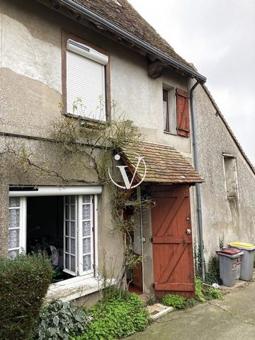 7 min NORTH VENDOME, set of 2 village houses to renovate: Main house: Entrance, living room, kitchen, toilet; on the 1st floor: landing, 3 bedrooms, 2 of which are communicating, toilet, shower room; 2nd floor: attic. Guest house: living room, bedroo...